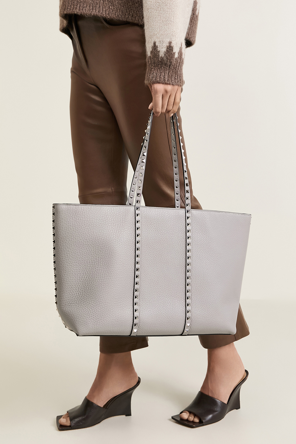 תמונת כל הלוק של תיק נשיאה